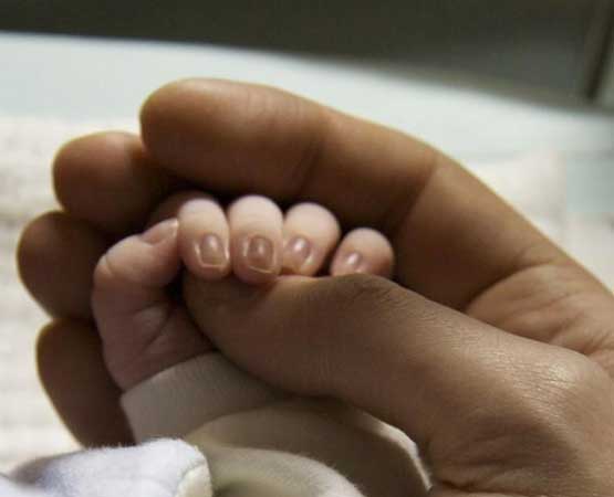 Foto einer Kinderhand. Das Handzentrum Köln ist spezialisiert auf die Behandlung von Kindern und kindlichen Fehlbildungen.